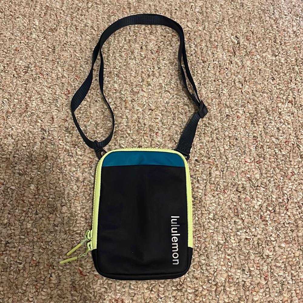 Lululemon nylon blue crossbody wristlet with detachable strap